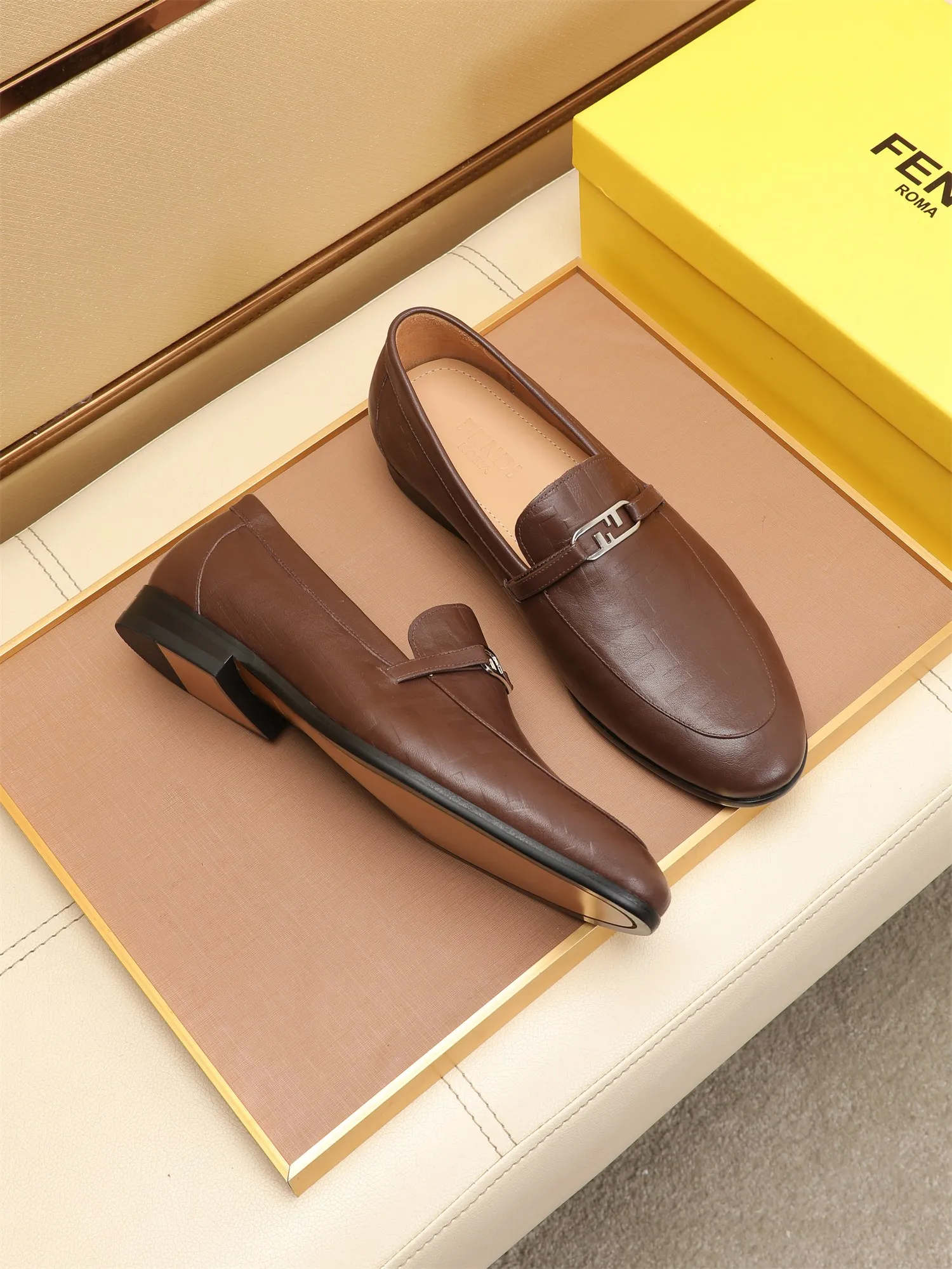 Men's shoes💰460 🕷🕷【FENDI】The latest men's formal leather shoes🇨🇳Classic series not to be missed💯The first layer is made of imported first-layer cowhide☘Original quality, the leather is smooth and delicate🎋Awesome version, perfect streamlined outline🍇Cowhide lining, size 38-44 (customized at 45.46)...